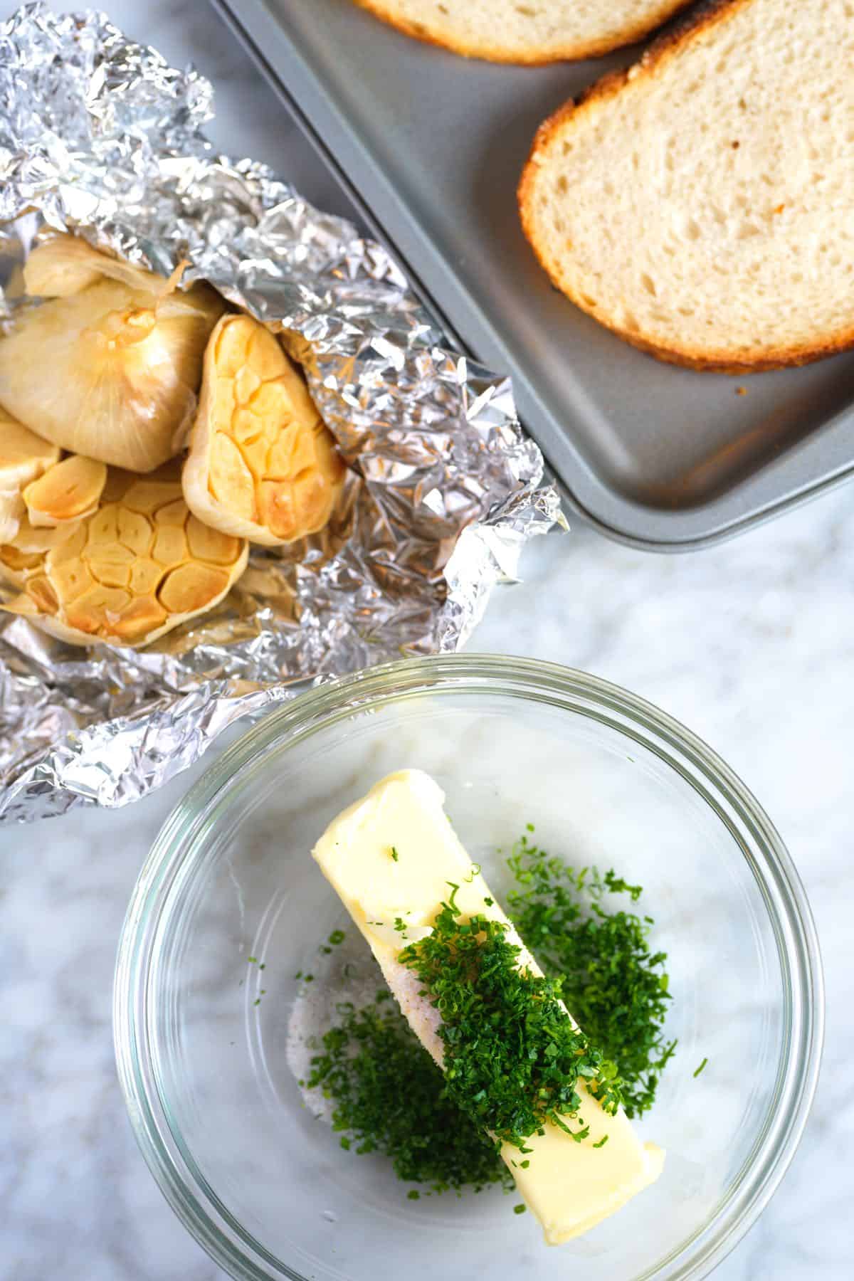 How to Make Roasted Garlic Bread: Roasted garlic, bread slices, and butter