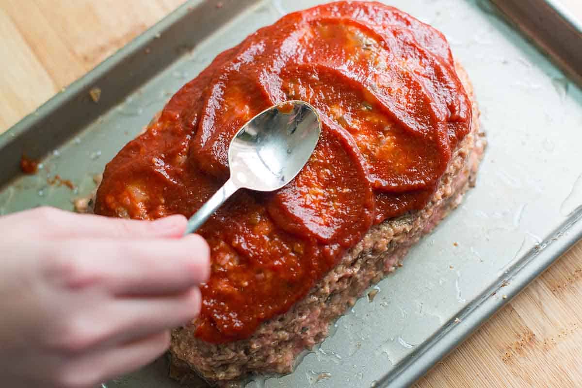 Using ketchup as a glaze for turkey meatloaf