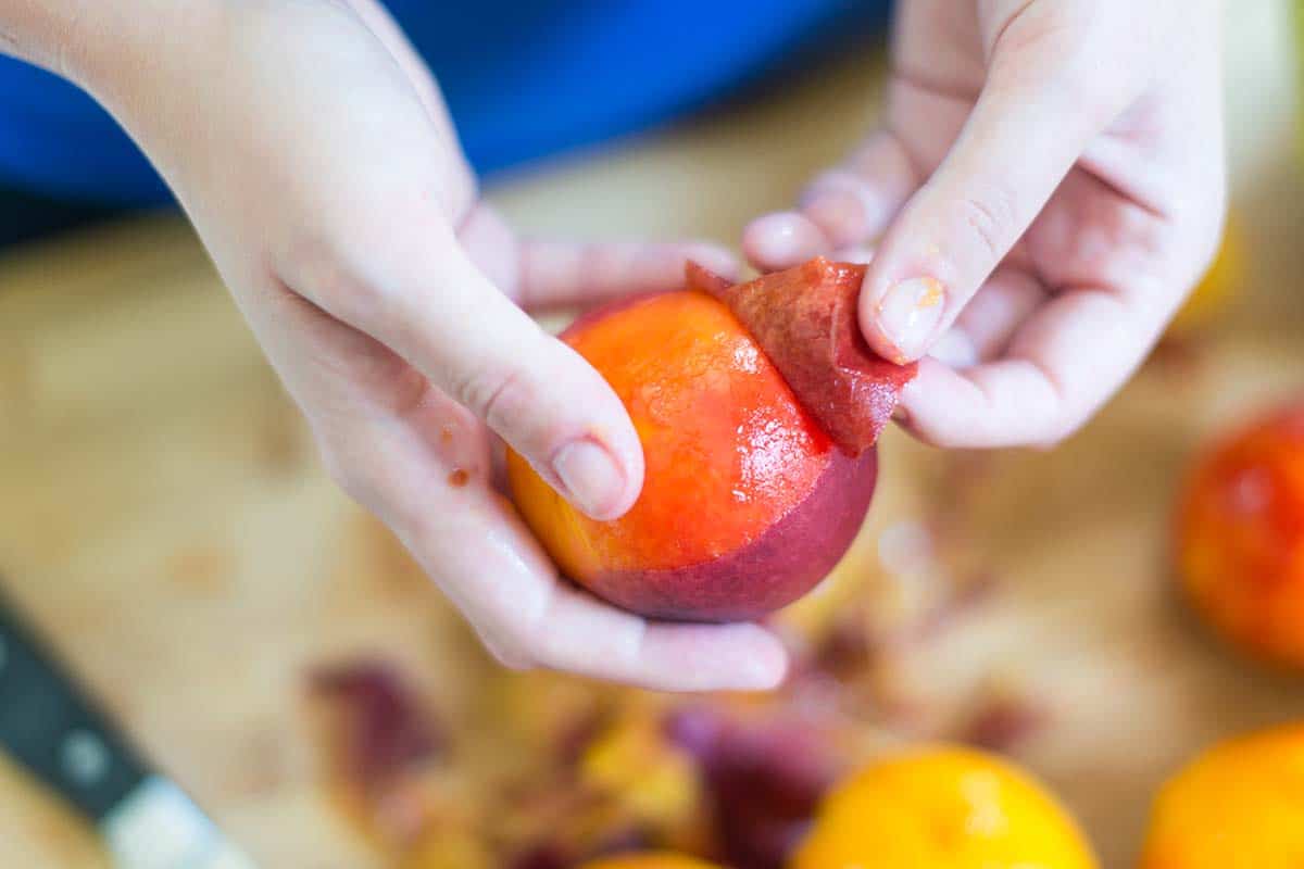 Peeling peaches for jam