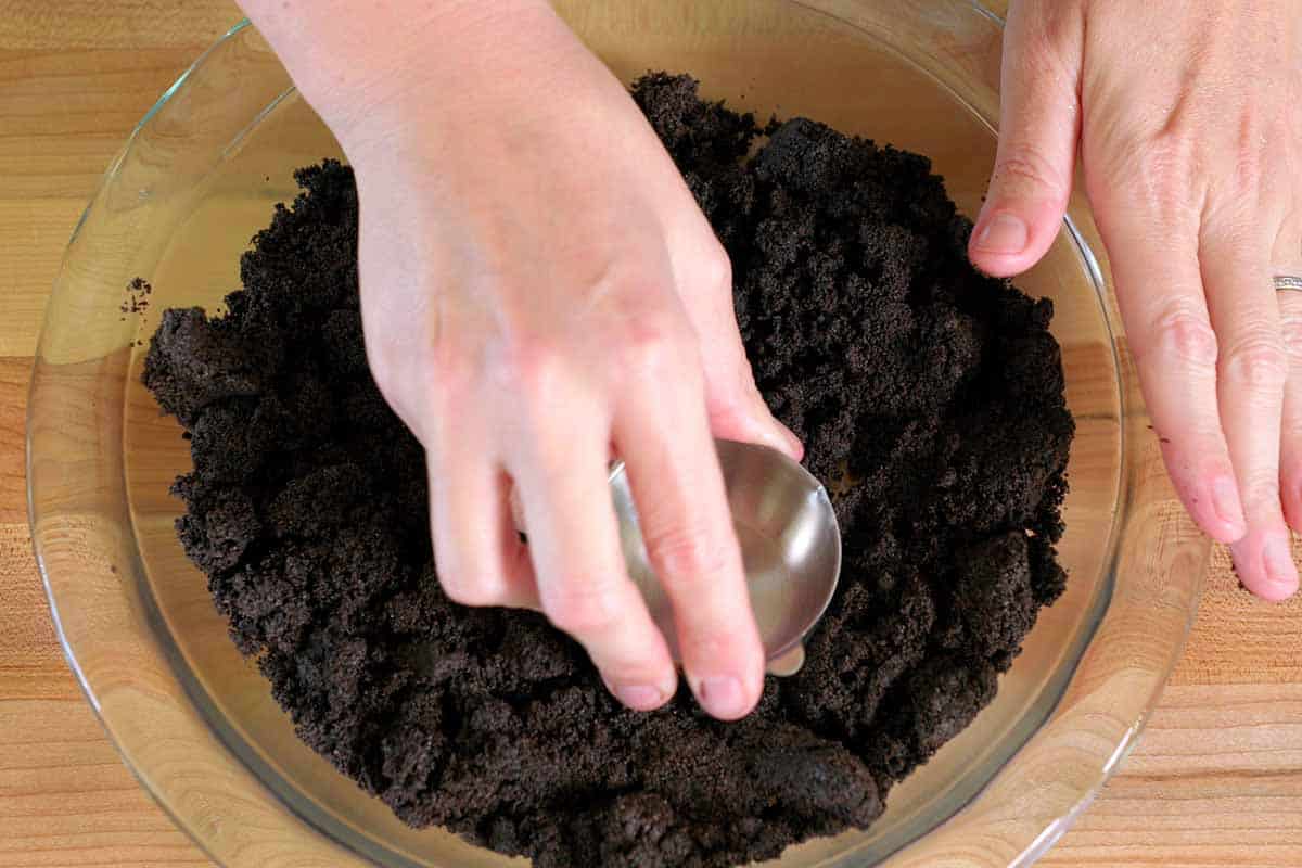 Pressing chocolate cookie crust