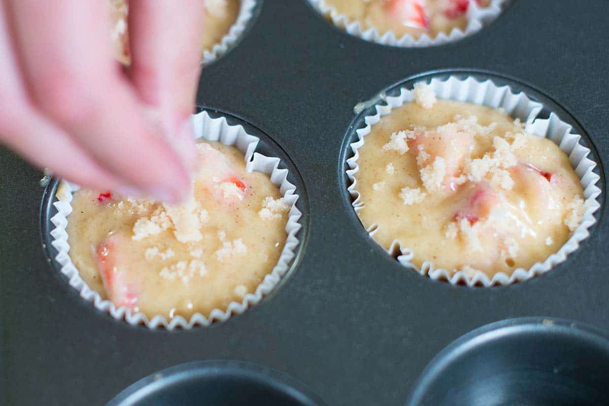 Adding vanilla sugar topping to muffins