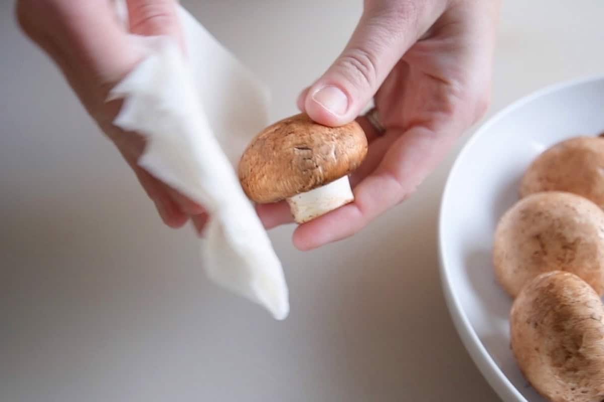 Cleaning mushrooms