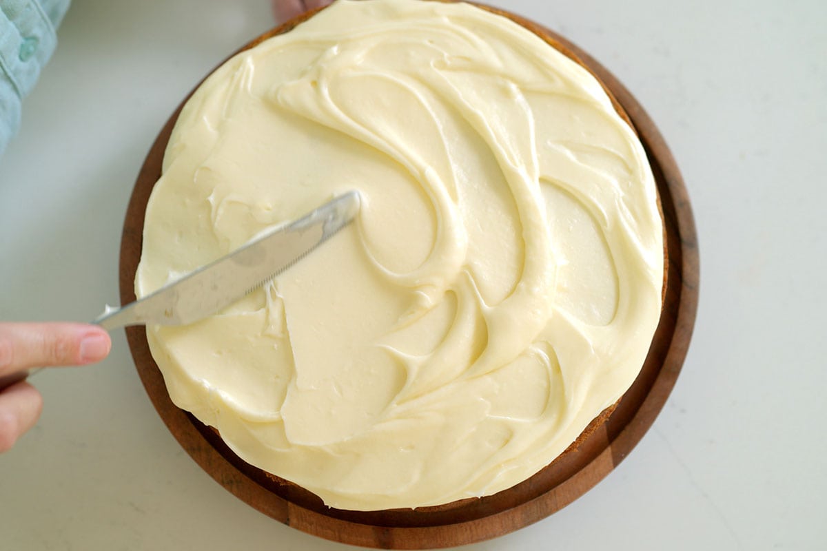 Frosting banana cake with homemade cream cheese frosting