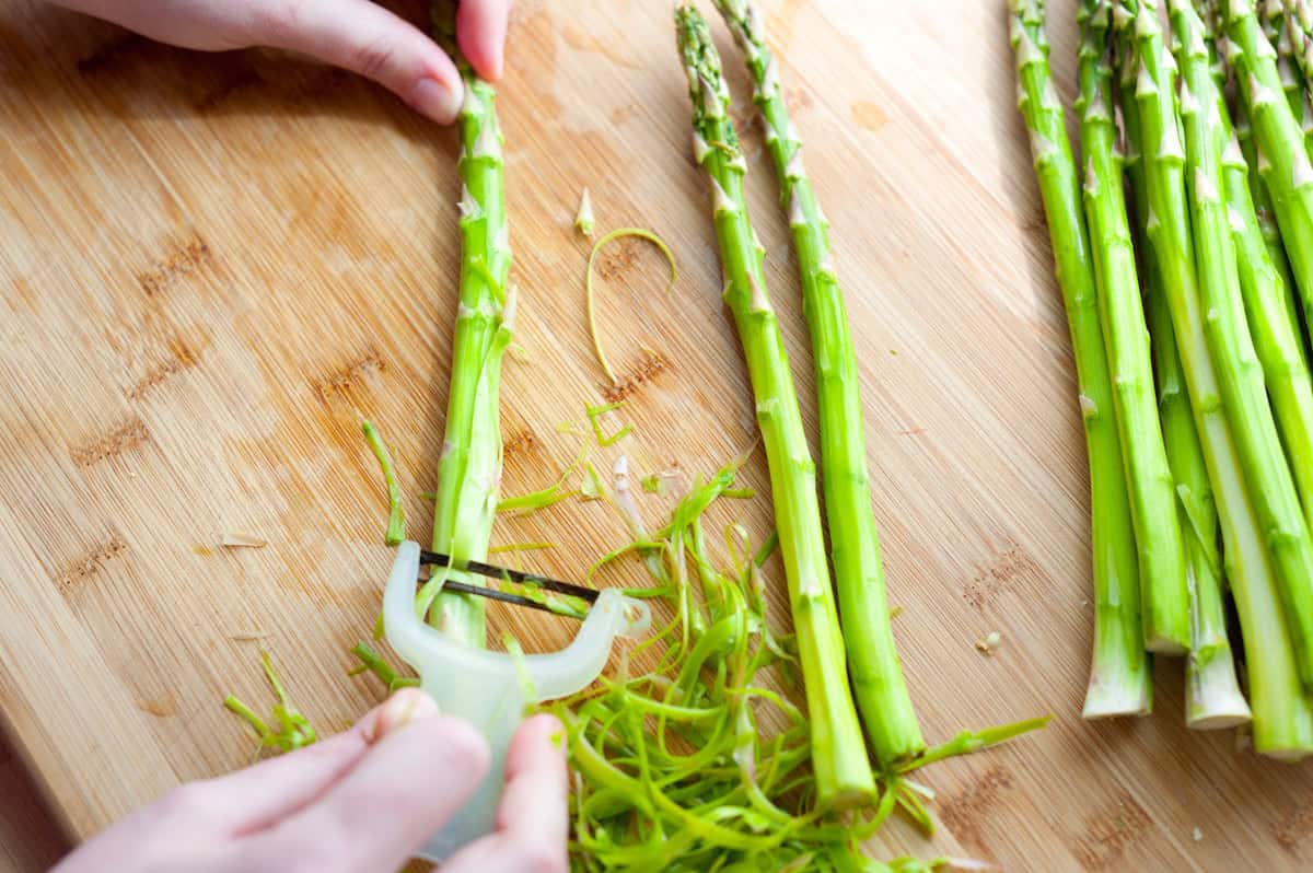 Peeling asparagus stems so that they are tender