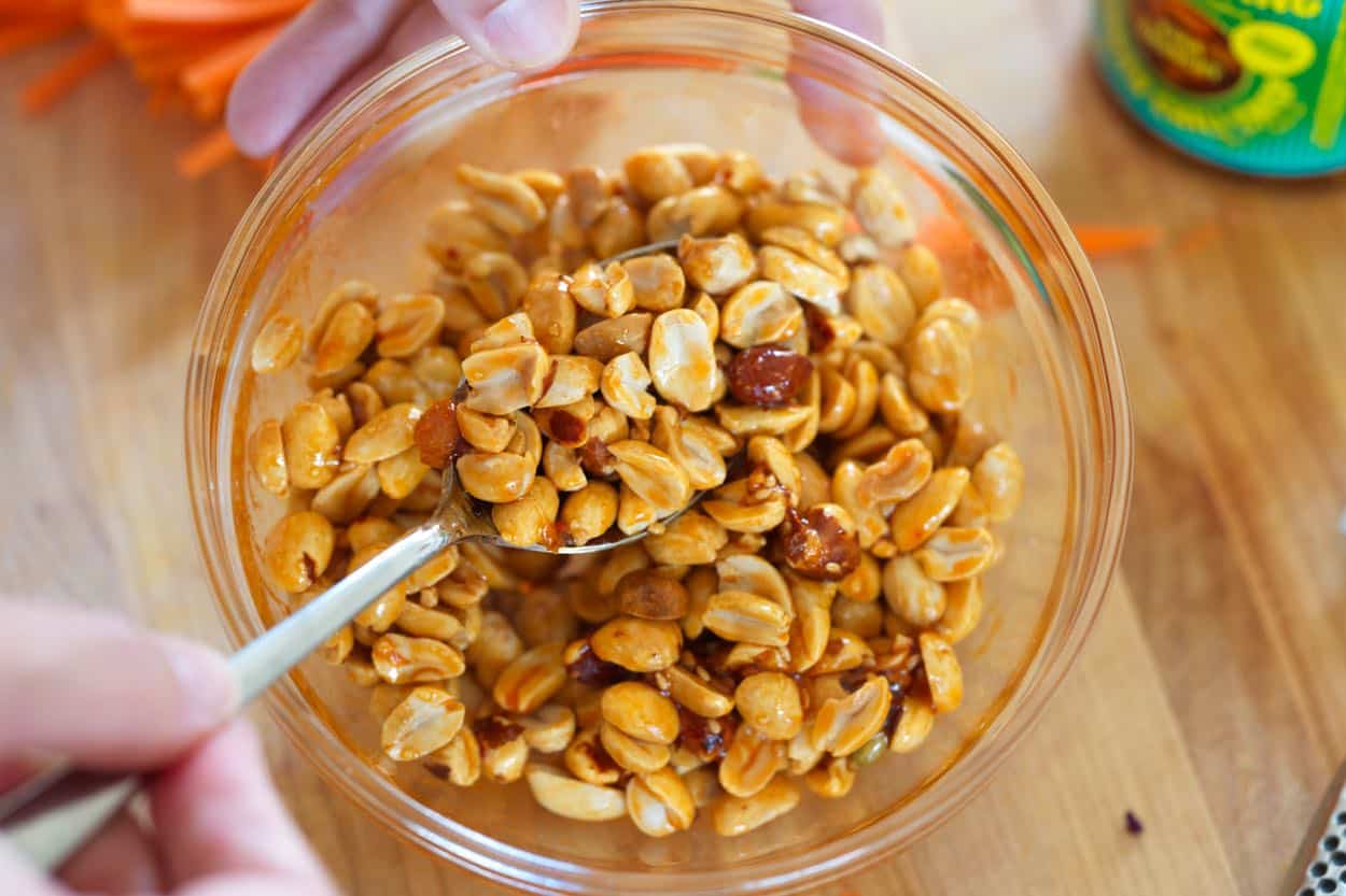 Spicy peanuts for the salad topping